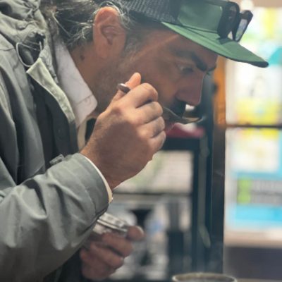 Diego oliendo café